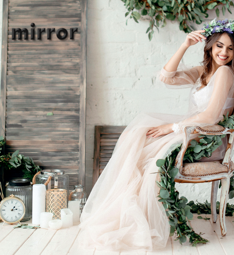 نعكس أنوثتك بسحر لا يقاوم وجمال يأسر الحواس، لتتميّزي بحضور لا يُنسى.